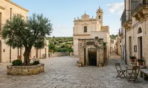 Piazza con ulivo secolare, chiesa barocca e frantoio ipogeo. Un assaggio di entroterra Salento cosa vedere, tra vicoli e storia.