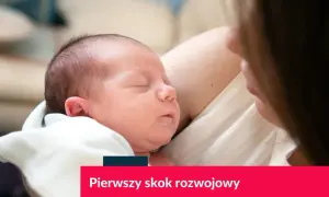 Śpiące niemowlę w ramionach matki, z napisem "Pierwszy skok rozwojowy".