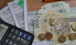 Kalkulator, polskie banknoty i monety na dokumentach podatkowych. Dowiedz się, jak odliczyć kredyt hipoteczny od podatku.