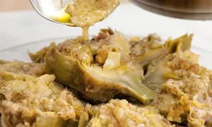 Carciofi alla romana succulenti, conditi con un sugo saporito e profumato.