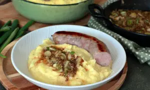 Purée de pommes de terre crémeuse avec saucisse grillée et sauce moutarde. Une délicieuse recette purée saucisse pour un repas réconfortant.