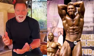 Arnold Schwarzenegger parle, à côté d'un bodybuilder musclé dont l'estomac est sculpté.