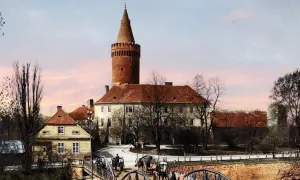 Opole stare miasto: zamek z wieżą, mosty, dorożki i kamienne domy pod różowym niebem.
