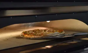 Optymalna temperatura pieczenia pizzy – uniknij nieudanej pizzy w domu