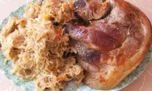 Pyszna golonka w kapuście, pieczona do perfekcji, z chrupiącą skórką i soczystym mięsem. Idealny polski obiad.