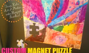 Kolorowe, magnetyczne puzzle DIY z dziecięcej pracy plastycznej. Jeden element jest wyjęty.