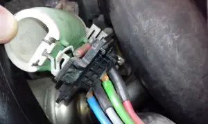 Gdzie jest przekaźnik wentylatora chłodnicy w Opel Meriva? Sprawdź to!