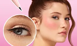 Un trait d'eye liner discret sublime un œil maquillé, accentuant la beauté naturelle. Un applicateur est montré en haut.