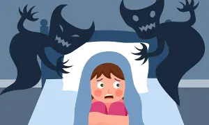 Un niño asustado se esconde bajo las sábanas mientras sombras monstruosas acechan en la oscuridad, evocando terrores nocturnos.
