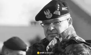 Generał Skrzypczak w czapce z orłem i dystynkcjami, w mundurze moro.