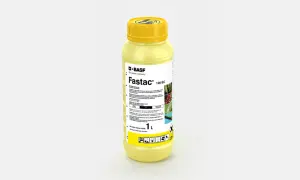 Żółta butelka środka ochrony roślin Fastac 100 EC, 1 litr. Skuteczny w walce ze szkodnikami.