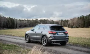 Grå Mercedes GLA 45 AMG på grusväg i skogen, med molnigt väder. Kanske ett problem med terrängkörning?