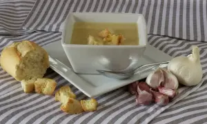 Jak zrobić zupę czosnkową – prosty przepis na aromatyczną zupę