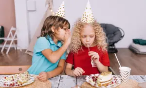 Jak napisać zaproszenie urodzinowe, które zachwyci gości?