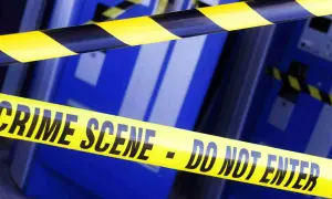 Nastro giallo e nero "CRIME SCENE - DO NOT ENTER" su sfondo blu. Un'immagine che evoca il mondo delle scienze investigative e i suoi sbocchi professionali.