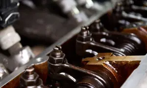 Mechanizm zaworowy silnika z widocznymi luźnymi zaworowymi.