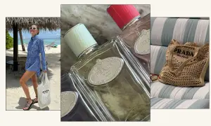 Kobieta na plaży z torbą Prada, butelki perfum Prada i pleciona torba Prada. Zapach Prada Rose idealny na wakacje.