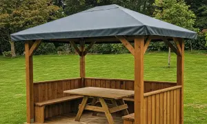 Gazebo in legno fai da te con tavolo e panche, perfetto per godersi il giardino.