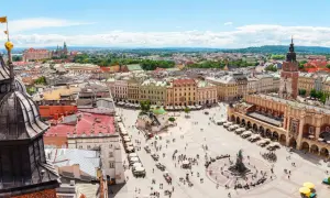 Blick über den Marktplatz in Krakau mit dem Tuchhallen und der Marienkirche. Entdecken Sie Krakau Geheimtipps von oben!
