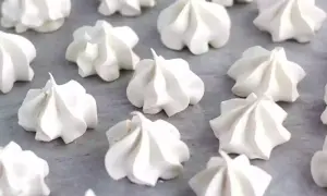 Une belle **recette meringue** : des petits nuages blancs et aériens disposés sur une plaque.