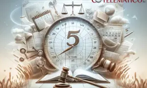 Orologio con numero 5, bilancia della giustizia, martelletto e documenti legali. Simboleggia la prescrizione accertamento vendita immobile e i tempi della giustizia.