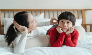 Mamma parla con il suo bambino di 2 anni e mezzo, incoraggiando il suo linguaggio.