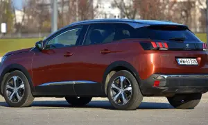 Brązowy Peugeot 3008 II z chromowanymi listwami. Jaki silnik wybrać do tego SUV-a?