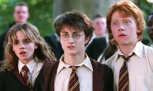 Harry, Ron i Hermiona w szkolnych szatach, gotowi na kolejne przygody w świecie magii. To początek ich historii, kluczowy moment w harry potter chronologia.