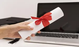 Dyplom z czerwona wstążką, czapka absolwenta i laptop. To zaproszenie dla delegacji z pracy tekst.