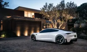 Biały roadster Tesla stoi na żwirowym podjeździe przed nowoczesnym domem.