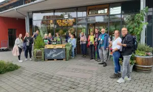 Eine Gruppe genießt Wein vor dem Meersburger Winzerverein. Herzlich willkommen!