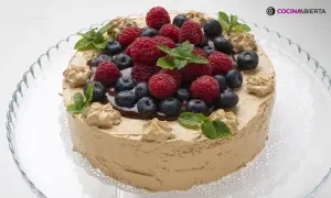 Tarta de moka cubierta de crema de café, decorada con frutos rojos, arándanos y hojas de menta. ¡Una delicia!