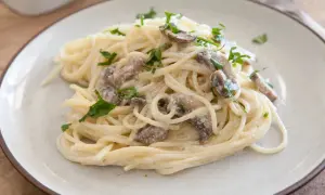 Pyszne spaghetti z pieczarkami - proste przepisy i wariacje na każdą okazję