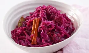 Schmoriger Rotkohl mit Zimtstange und Lorbeerblättern, perfekt für Ihr Rotkohl Rezept.