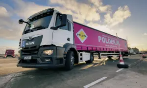 Ciężarówka MAN z naczepą ośrodka szkolenia kierowców "POLDEK". Idealna do nauki jazdy na prawo jazdy kat C.