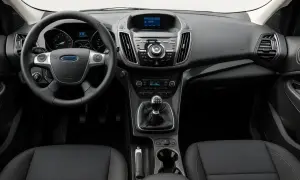 Interiör i en begagnad Ford Kuga med ratt, instrumentpanel och växellåda.