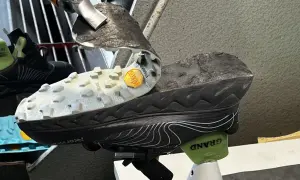 Rozcięte podeszwy do butów pokazują warstwy i bieżnik Vibram.