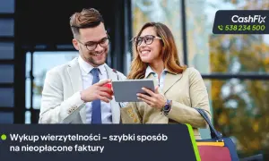 Uśmiechnięci biznesmeni omawiający tablet. Szybki skup długów dla firm, by odzyskać płynność finansową.