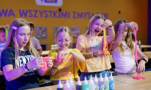 Dzieci tworzą slime, świetne atrakcje na Dzień Dziecka. Radość i kreatywność w kolorowym świecie zabawy.