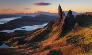 Spektakularne formacje skalne na wyspie Skye, Szkocja. Warto zobaczyć to miejsce o zachodzie słońca, gdy światło maluje krajobraz.
