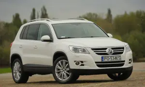 Biały Volkswagen Tiguan, gotowy do wymiany żarówki postojowej przód.