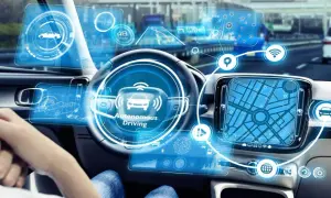 Wnętrze samochodu z zaawansowanym interfejsem pokazującym dane o ruchu, nawigację i status "Autonomous Driving".