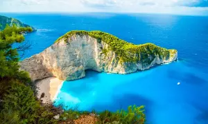 Grecja gdzie na wakacje? Wyobraź sobie Navagio Beach na Zakynthos – białe klify, turkusowa woda i ukryta plaża. Idealne miejsce na niezapomniany urlop.