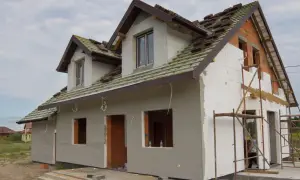 Budowa domu w toku, ściany ocieplone styropianem. Zastanawiasz się, czym najlepiej ocieplić dom?