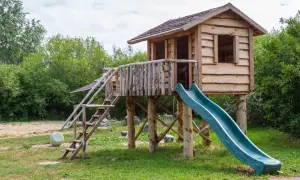 Jak zbudować plac zabaw dla dzieci bezpiecznie i tanio krok po kroku