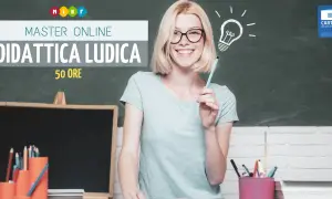 Giovane insegnante con lampadina disegnata, simbolo di creatività a scuola. Master online in Didattica Ludica.