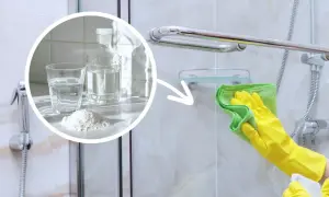 Domowe sposoby na mycie kabiny prysznicowej: soda, ocet i woda. Rękawiczki i ściereczka pomogą w czyszczeniu.