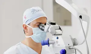 Korekcja astygmatyzmu: Okulary, laser, soczewki co wybrać?
