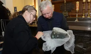 Dwoje badaczy ostrożnie wyjmuje z opakowania fragment, który może być sercem Chopina.