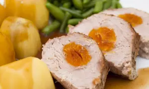 Schab nadziewany morelami, podany z ziemniakami i fasolką szparagową. Pyszny pomysł, czym można nadziać schab.
